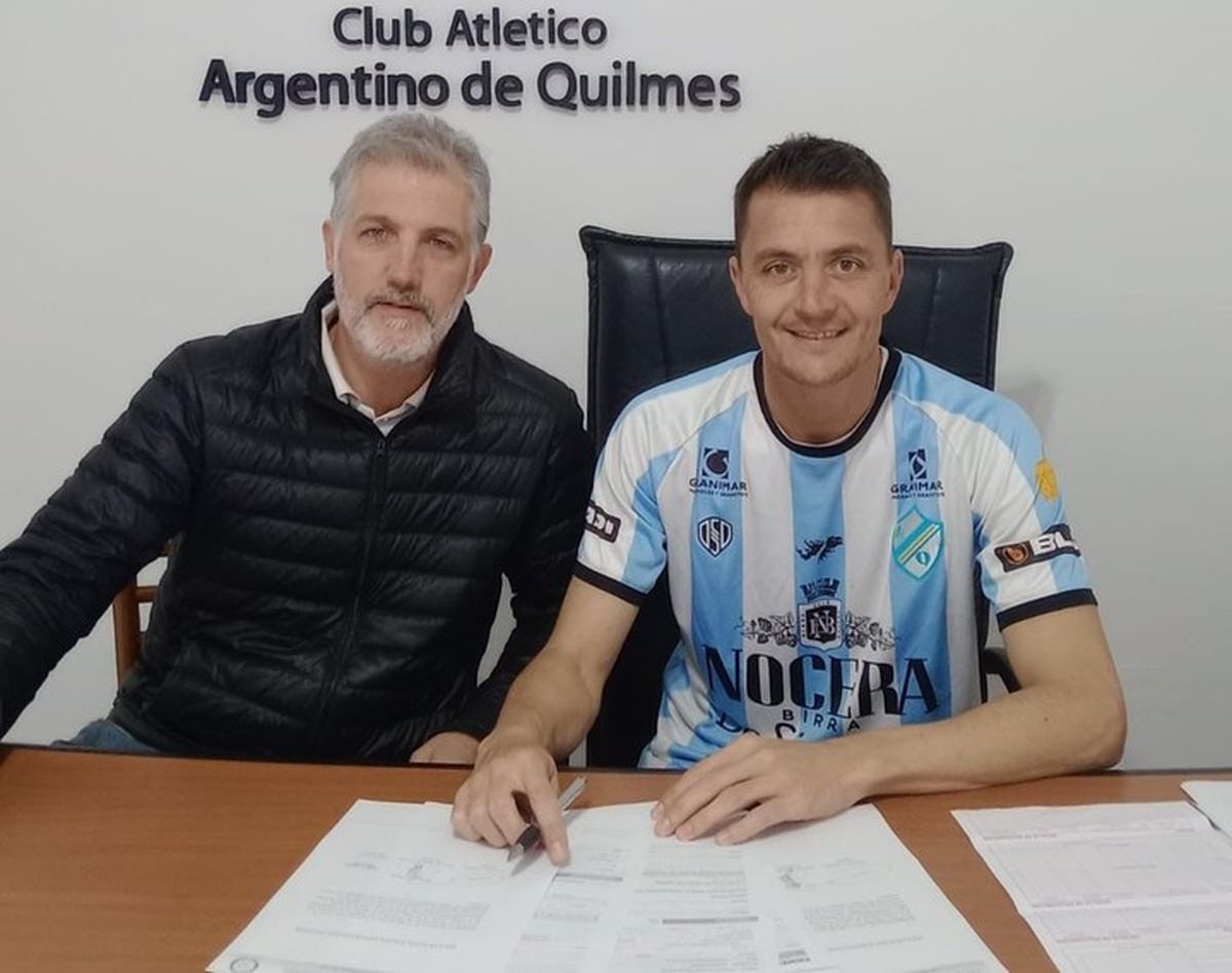Leandro González se volvió referente de la institución de Quilmes y llevó la cinta de capitán.