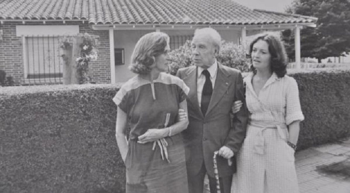 Jorge Luis Borges, frente a su casa en Almirante Brown
