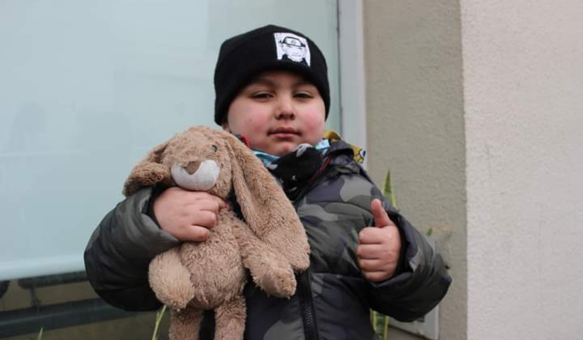 Miqueas, el nene de Lomas, con su muñeco.