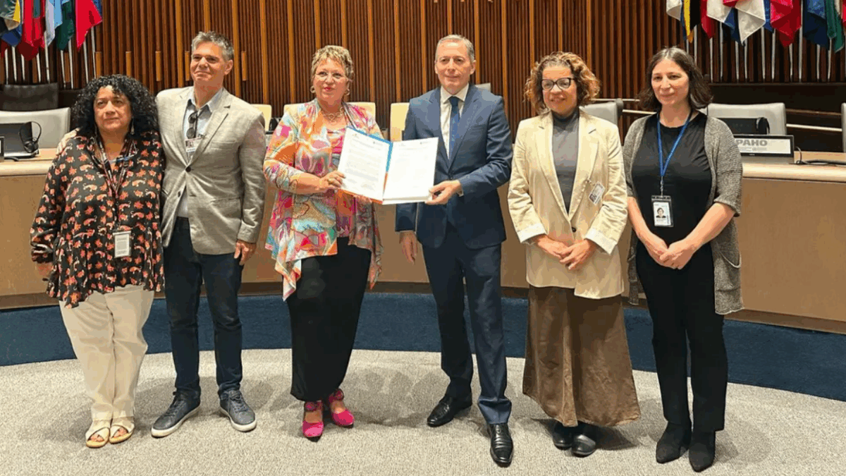 El presidente de Mercociudades e intendente de Esteban Echeverría, Fernando Gray, oficializó la incorporación de Mercociudades al Movimiento de Ciudades y Comunidades Saludables (MCCS) de las Américas, con el objetivo de fortalecer el compromiso de la Red con las políticas públicas de salud. El presidente de Mercociudades e intendente de Esteban Echeverría, Fernando Gray, oficializó la incorporación de Mercociudades al Movimiento de Ciudades y Comunidades Saludables (MCCS) de las Américas, con el objetivo de fortalecer el compromiso de la Red con las políticas públicas de salud.