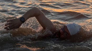 Más de 19 horas en el agua: vecino de Luis Guillón cruzó el Río de La Plata a nado