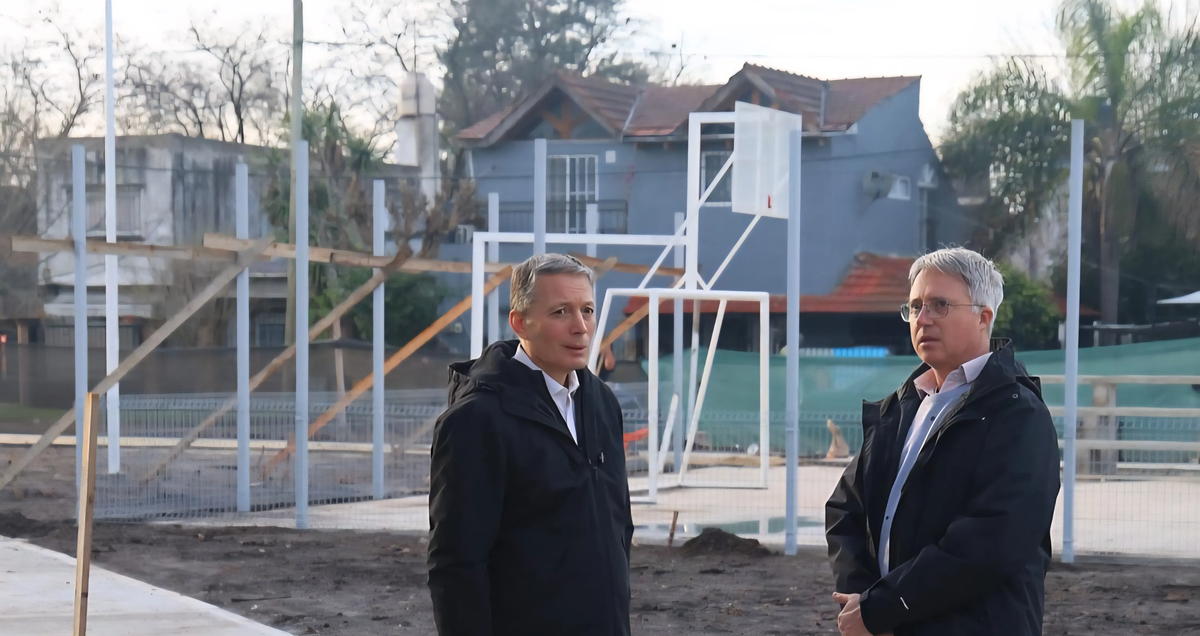 El intendente de Esteban Echeverría, Fernando Gray, recorrió la plaza Alfonsina Storni.