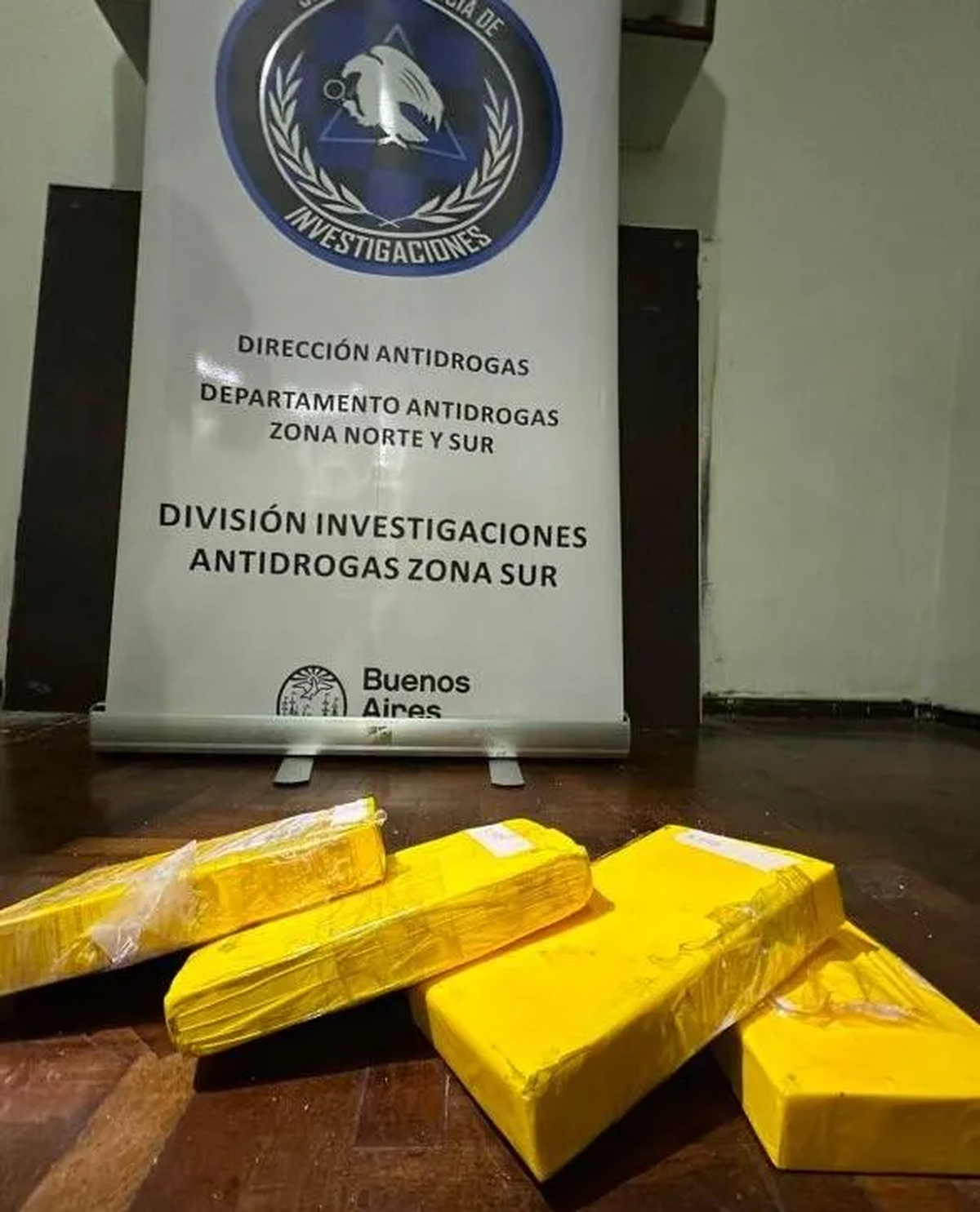 Parte de la droga inacautada durante el operativo realizado en Lomas de Zamora. 