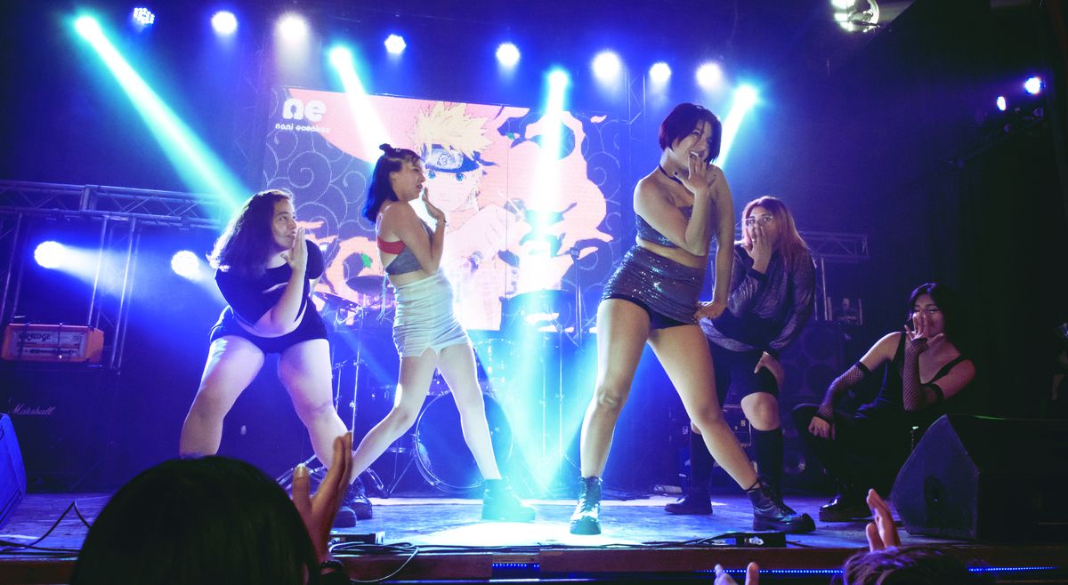 Agostina en una de las últimas presentaciones de K-Pop junto con otras bailarinas, también de Monte Grande.