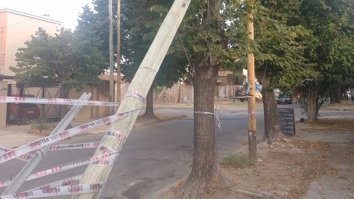 El Municipio de Esteban Echeverría ahora denunció a Edesur por el mal estado de postes y cables