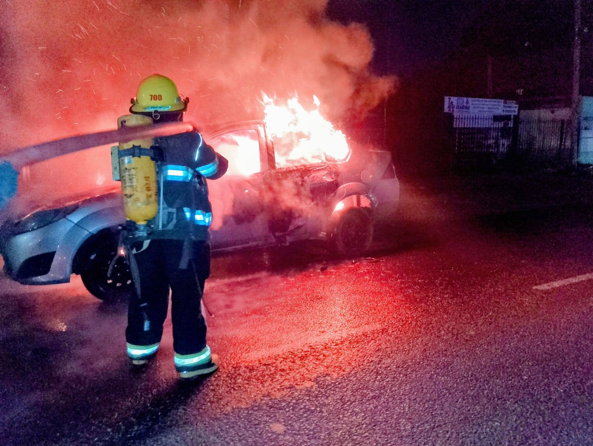 El auto quedó totalmente destruido en Almirante Brown.