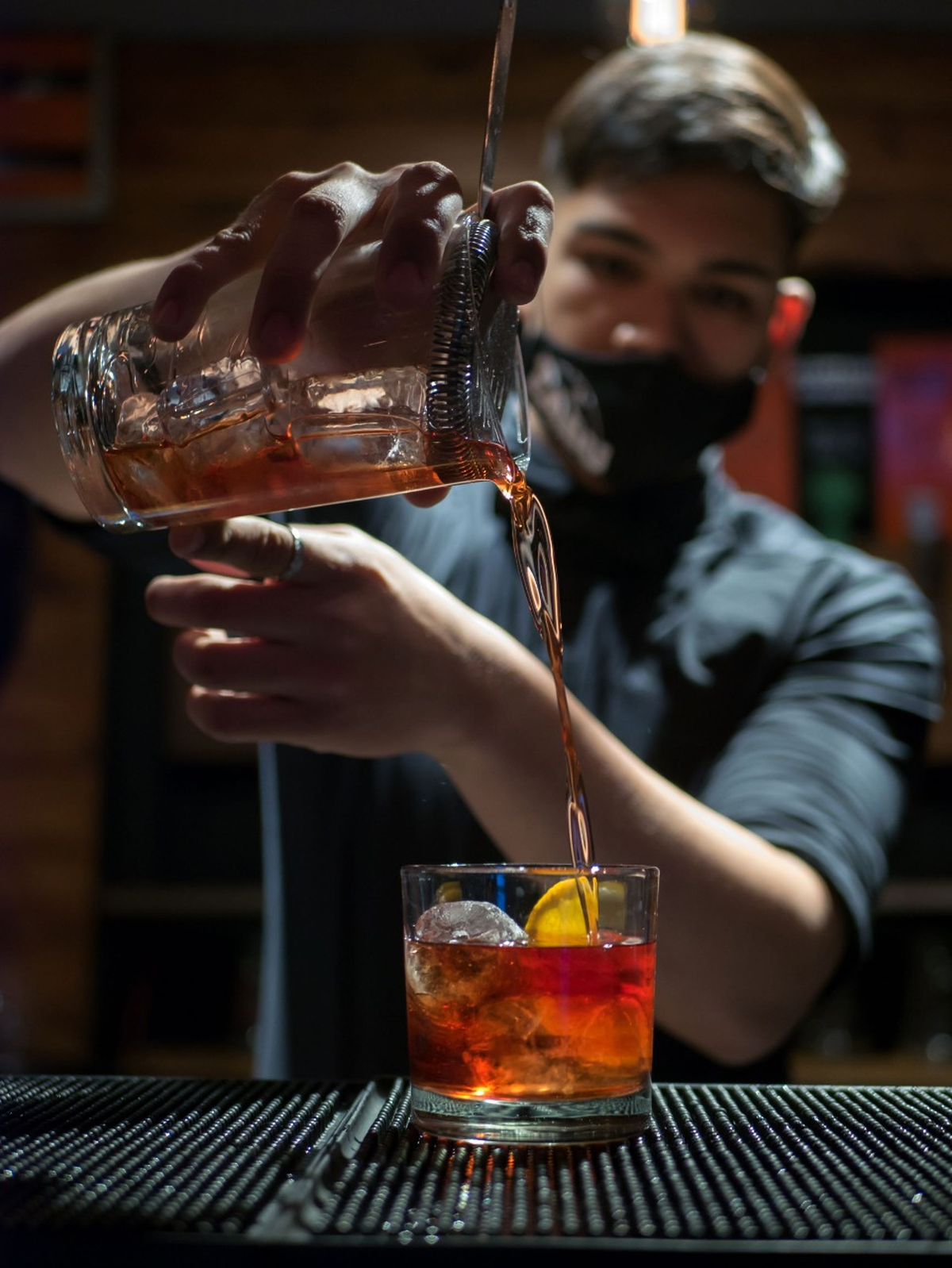 Santiago Vera trabaja en un bar de Monte Grande.