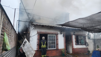 Lomas: amplio operativo de Bomberos por el incendio de una casa