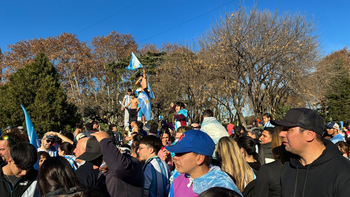 La Zona Sur salió a celebrar el inolvidable triunfo de Argentina: plazas y calles colmadas de hinchas
