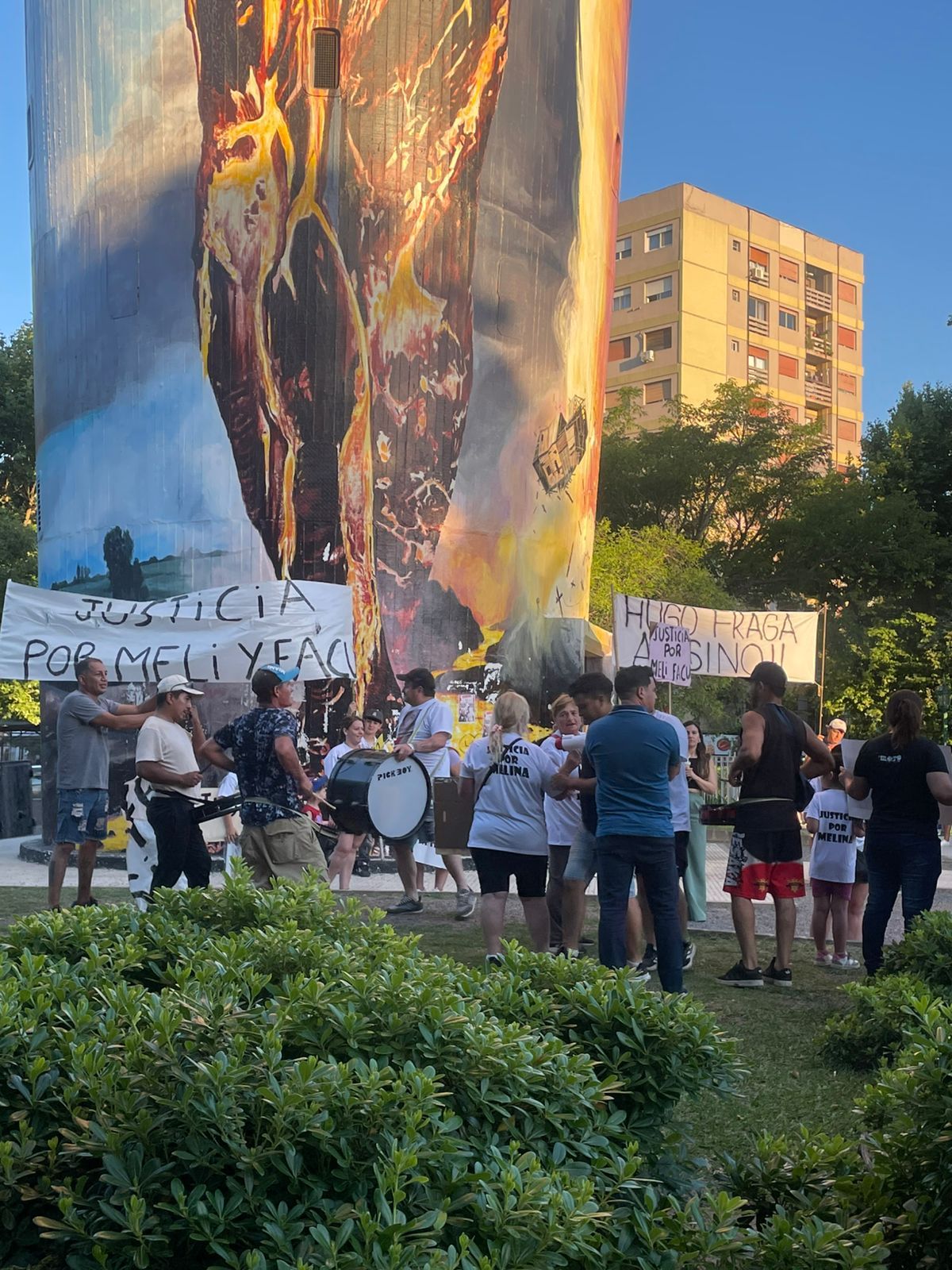 Familiares y vecinos marcharon desde la Plaza de los Fundadores para pedir justicia por Melina Zelarayán y Facundo Leonelli.
