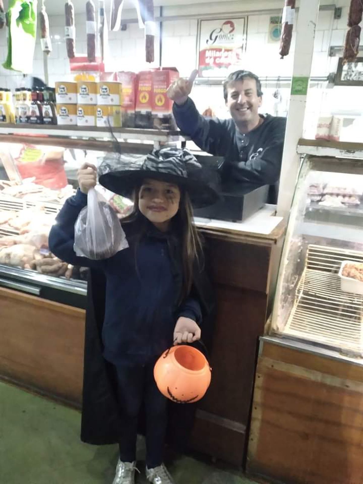Camila y Guillermo en la carnicería de San Vicente donde recibió su pedido por Halloween: una rueda de morcilla.