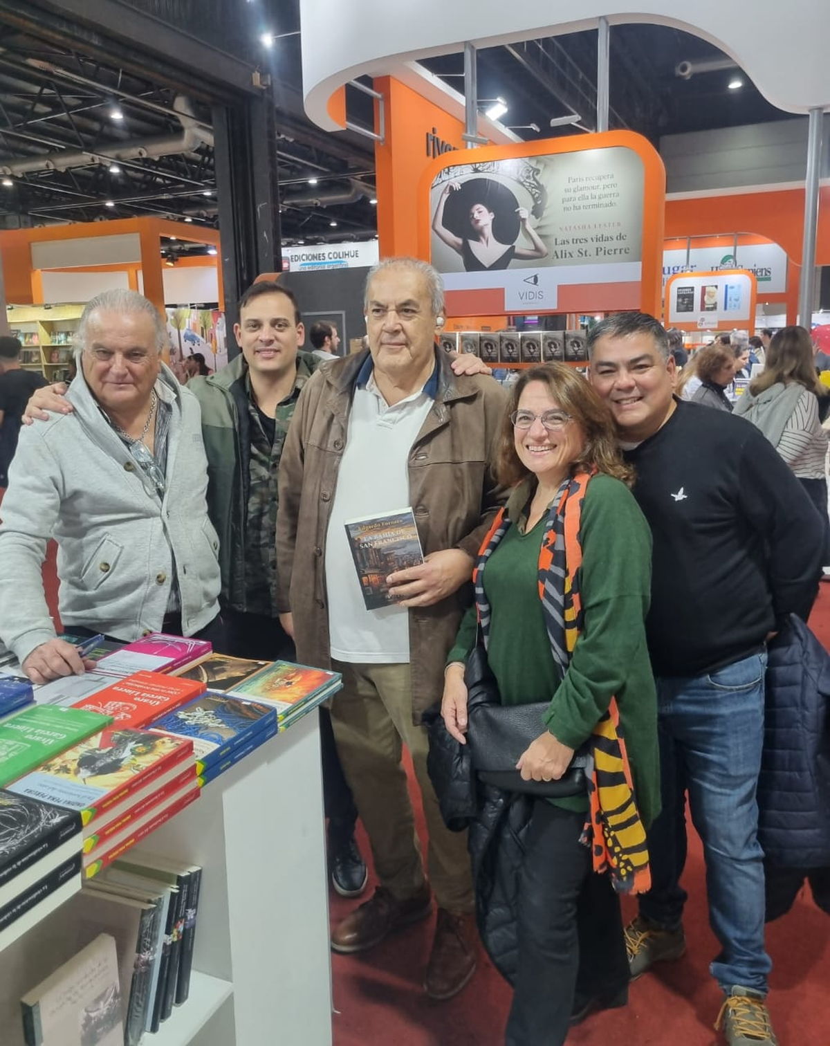 El vecino de Canning en la presentaci&oacute;n de su novela.