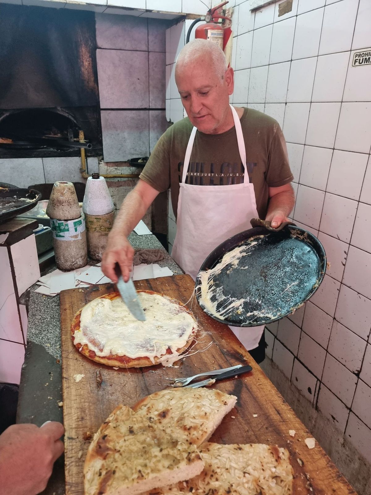 José da vuelta una muzzarella y revela la técnica de horneado que utilizan en la famosa pizzería de Lomas.