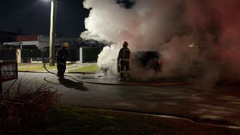 Incendio de un auto generó alarma entre vecinos de Adrogué