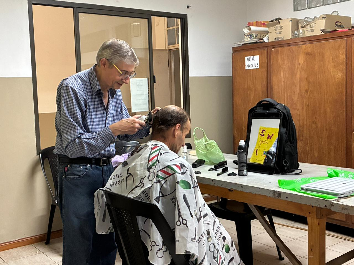 Un vecino realiza cortes de pelo de forma gratuita. Un vecino realiza cortes de pelo de forma gratuita.