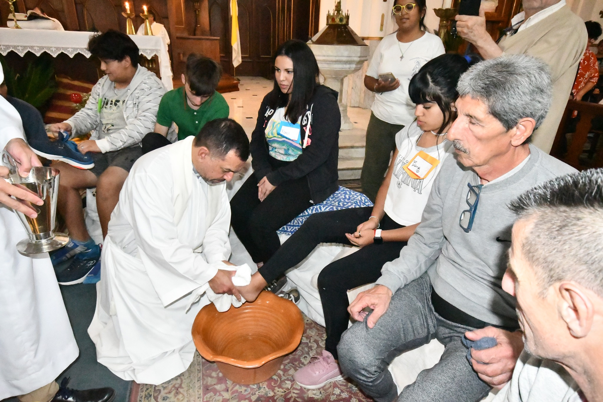 El sacerdote durante el lavatorio de pies del pasado Jueves Santo.