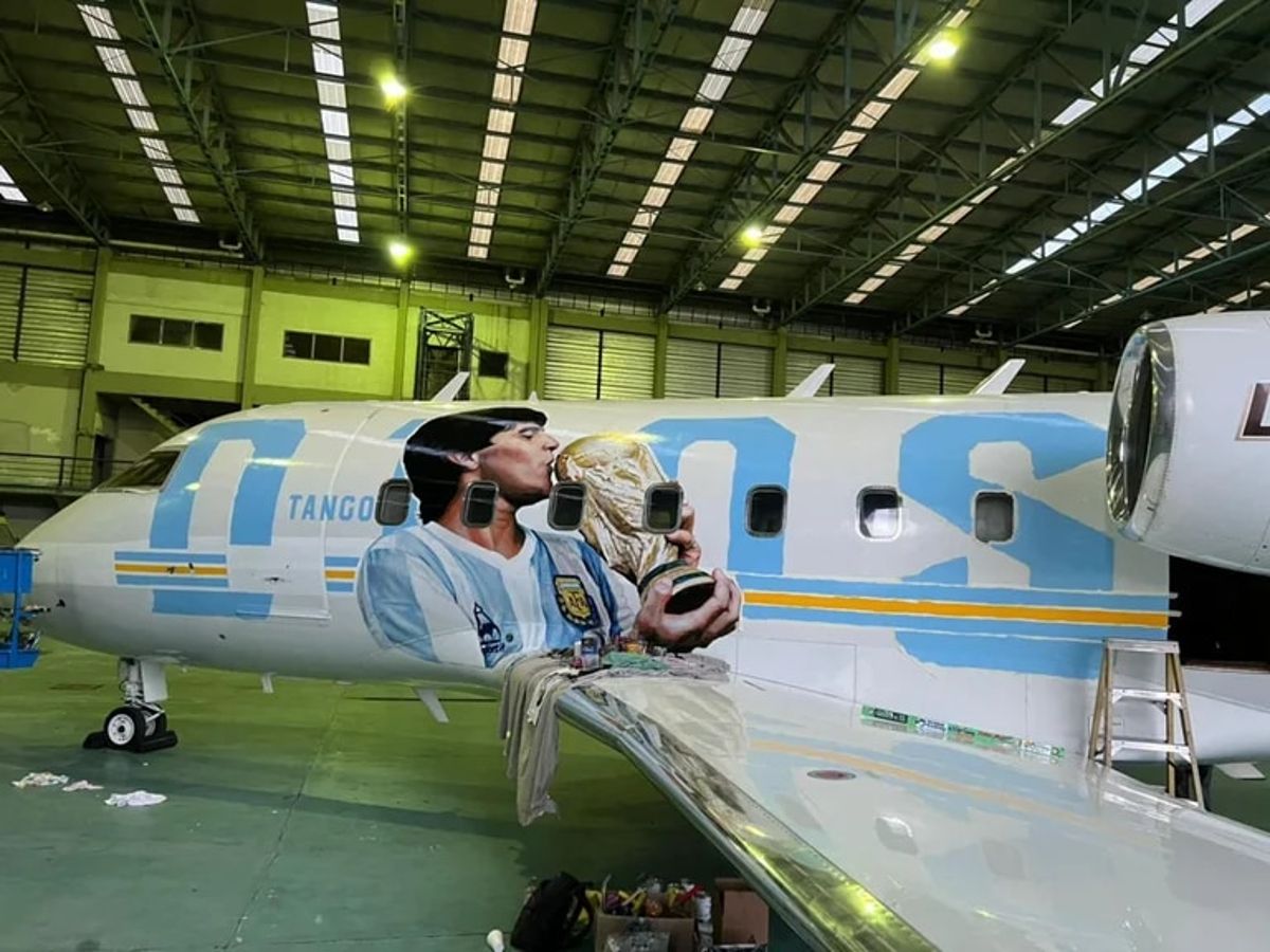 Homenajearán a Maradona con un avión que recorrerá el país e irá al Mundial