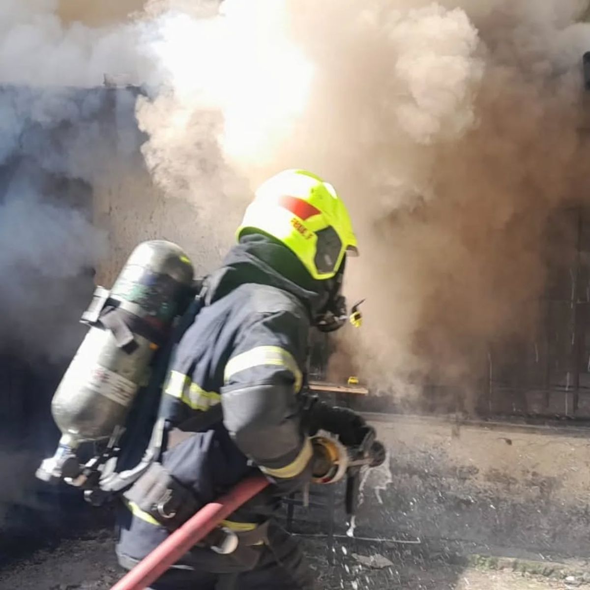 El operativo hídrico de los Bomberos se extendió durante una hora y media. 