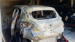 feroz incendio en un taller mecanico de lomas de zamora: un herido y cuatro autos totalmente destruidos