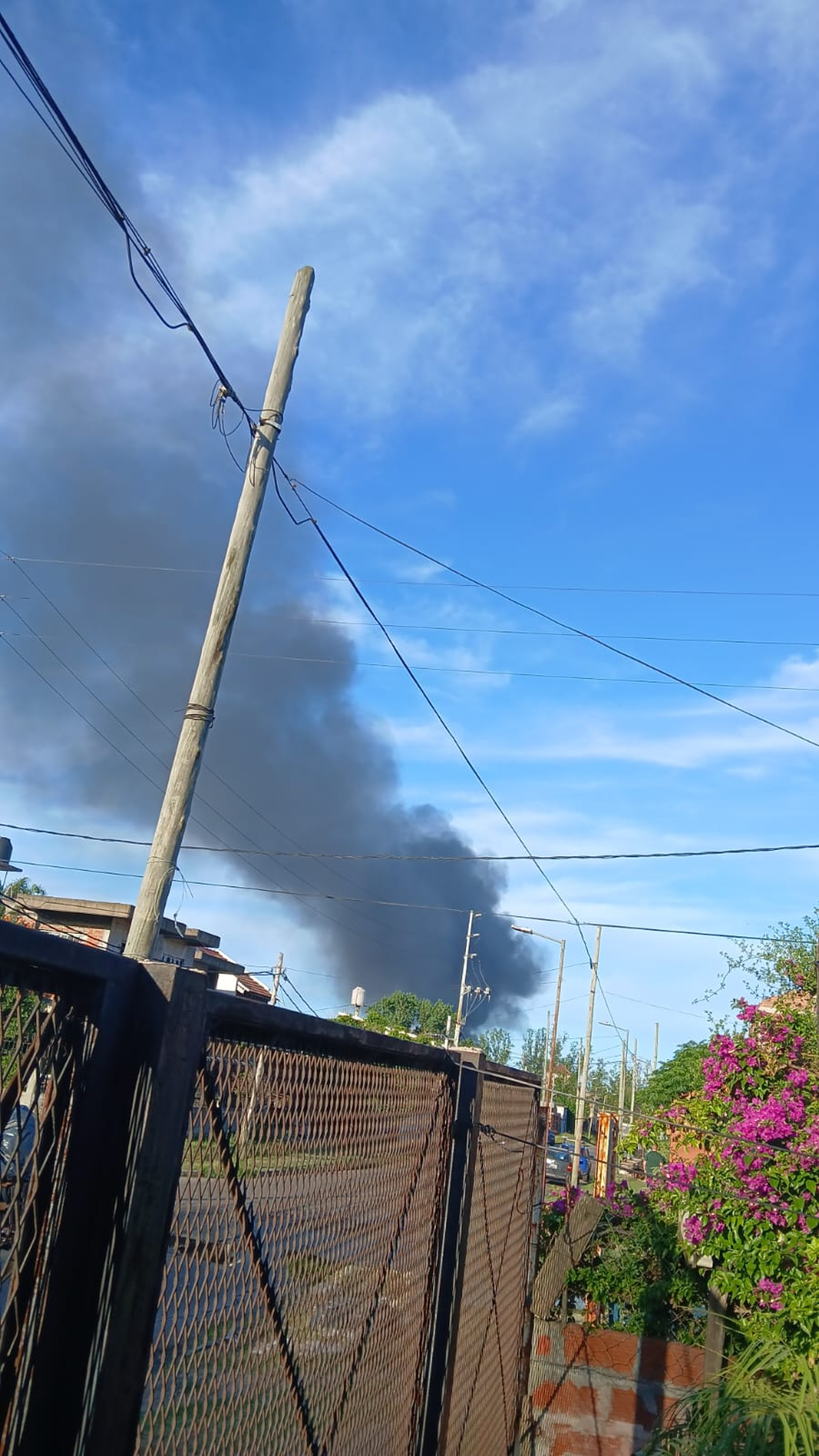 El humo desde una vivienda de San José.