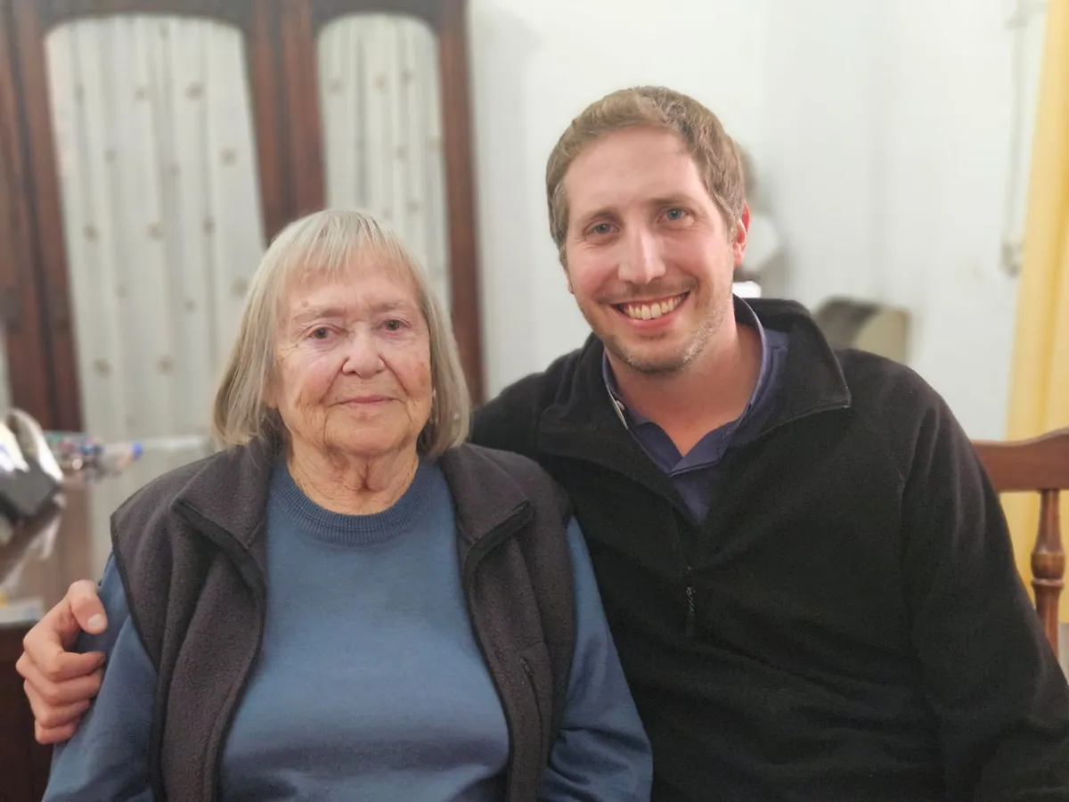 Mariquita junto al actual párroco de Alejandro Korn, Gustavo Oubiña. 