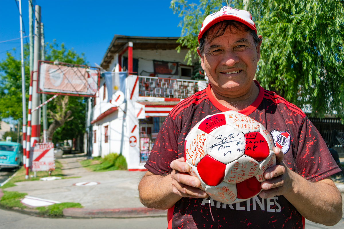 Un vecino de Lanús tiene su casa con los colores de River y un auto histórico para el club