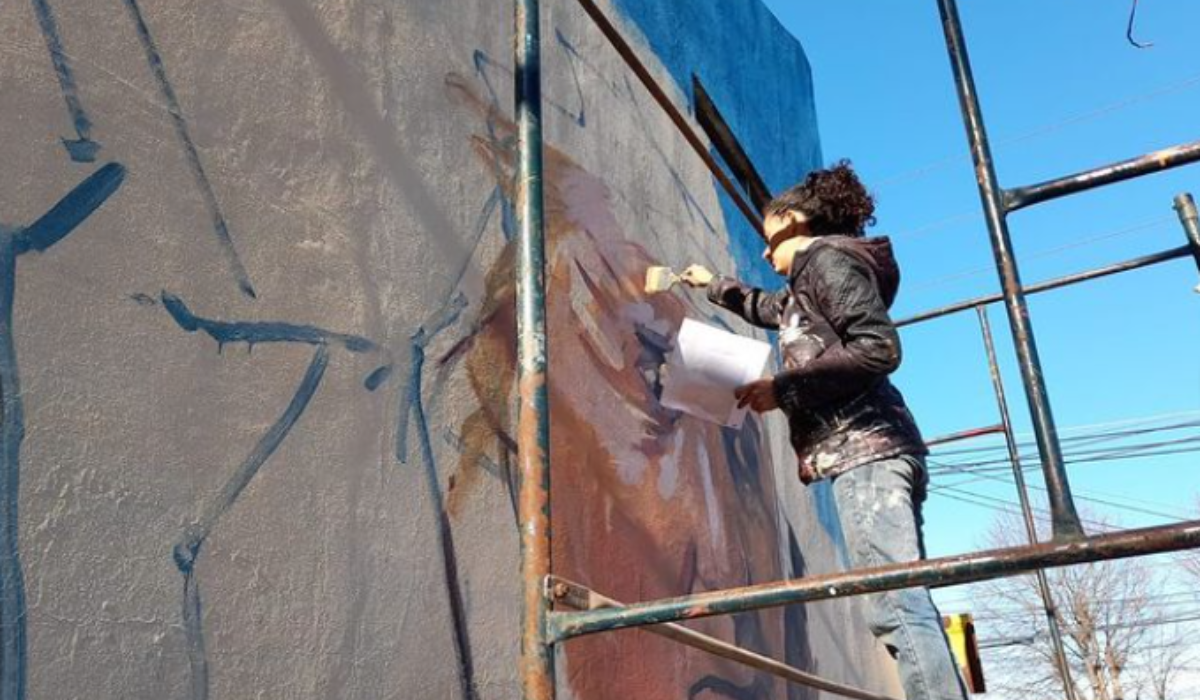 Tres empanadas en Almirante Brown: pintan un mural de Esperando la carroza