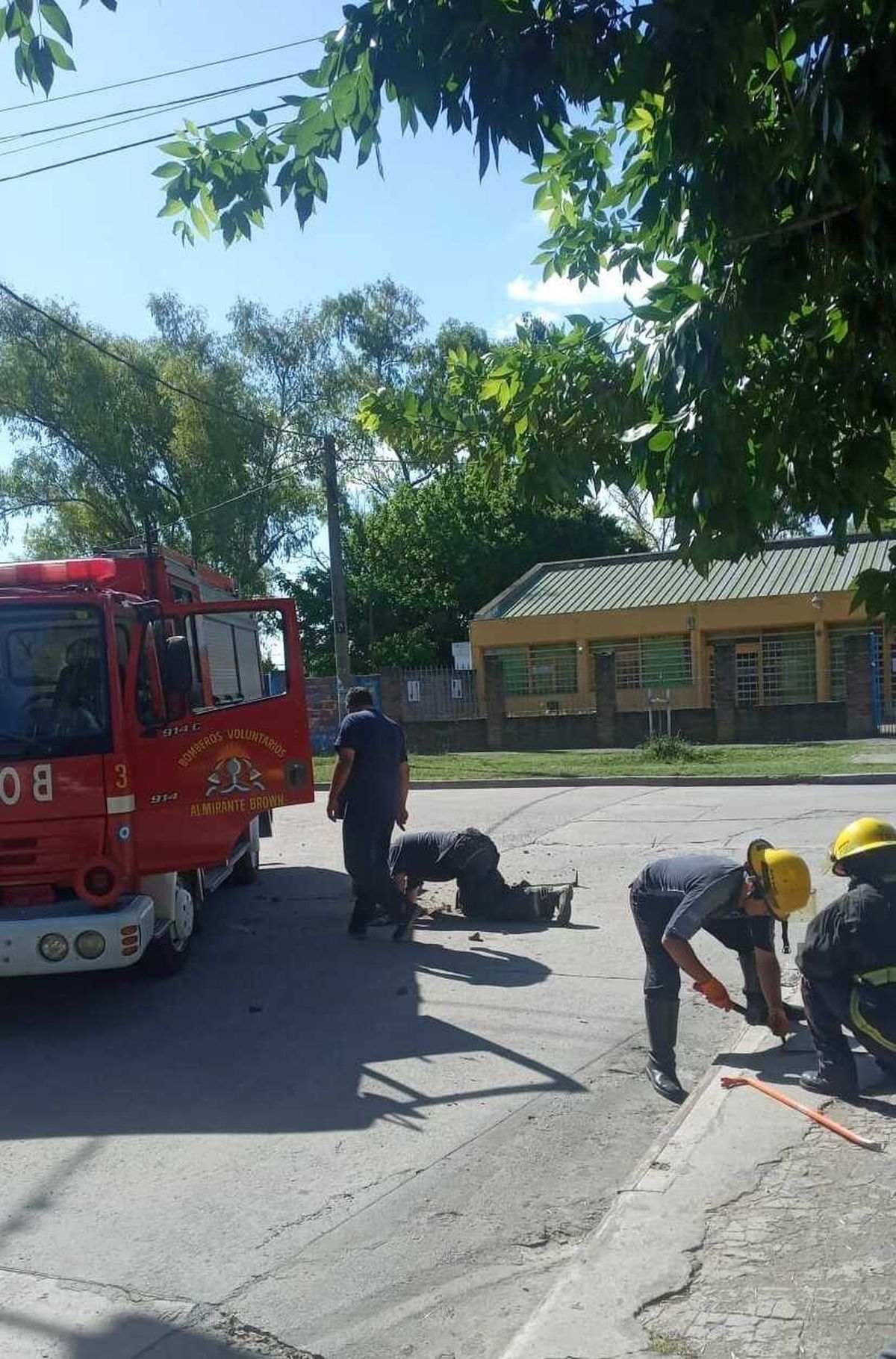 El operativo de resacate del perrito en la localidad de Longchamps.