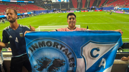con una bandera de malvinas y san vicente, nacho sara cumplio el sueno de ver a argentina (y no pago la entrada)