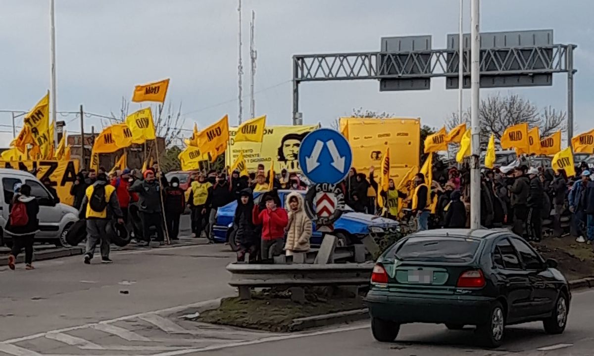 Corte en Puente La Noria: manifestantes bloquean ambas manos