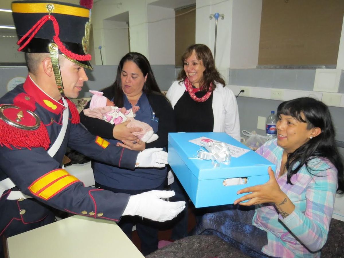 Un granadero visitó a la bebé, que nació en Almirante Brown el 24 de agosto.