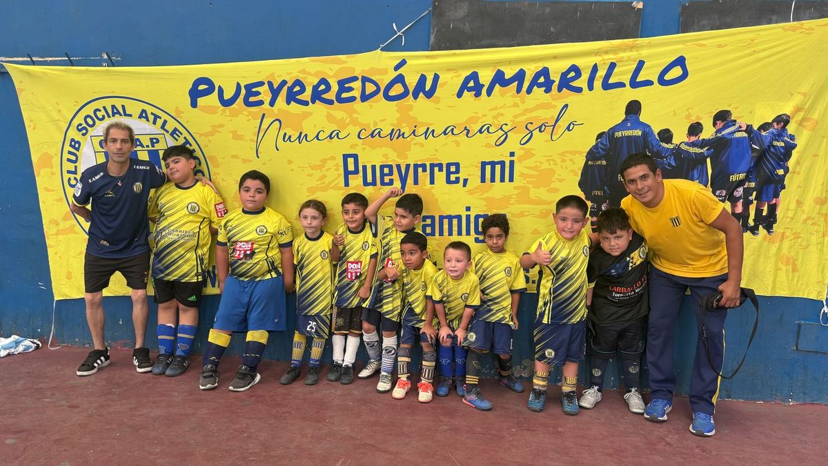 Su hijo mayor se retiró en Pueyrredón siendo campeón y, ahora, está su otro hijo dando sus primeros pasos en el club.  