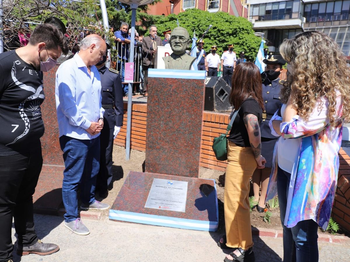 Necesitado del voto peronista, Grindetti inauguró un busto de Manuel Quindimil