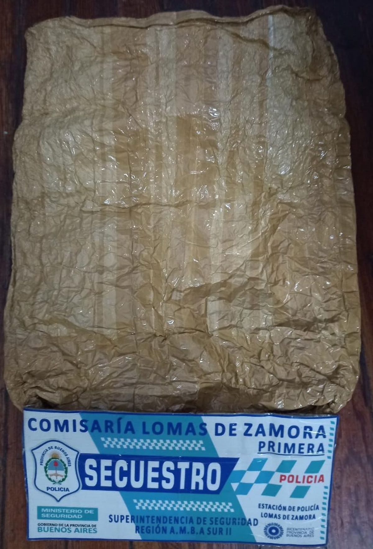Bolsa incautada a la mujer tras el robo en Lomas de Zamora.