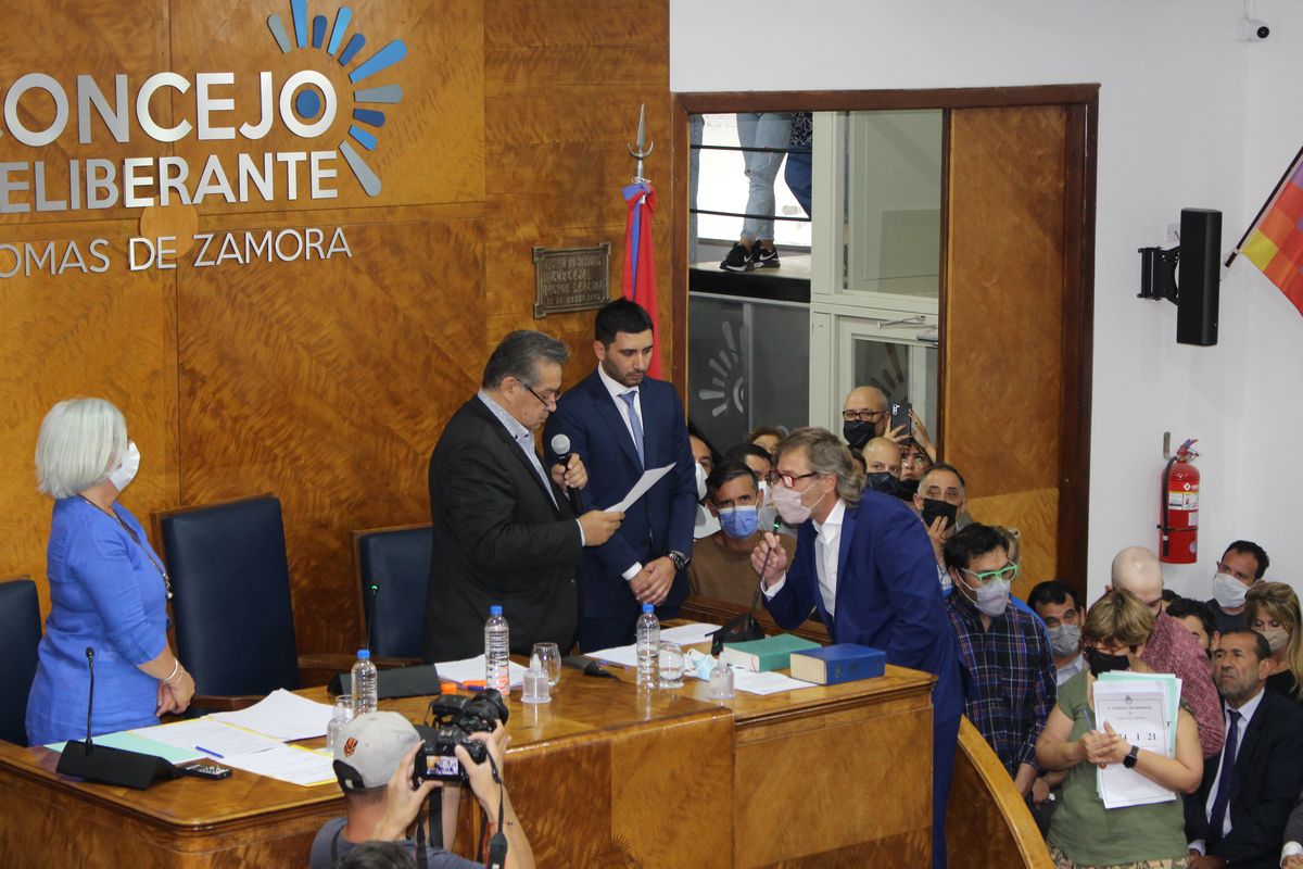 Diego Cordera jura como nuevo presidente del Concejo Deliberante de Lomas de Zamora.