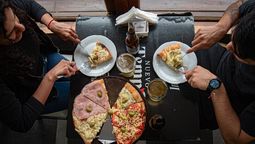 la noche de las pizzerias llega este jueves a almirante brown con promociones especiales