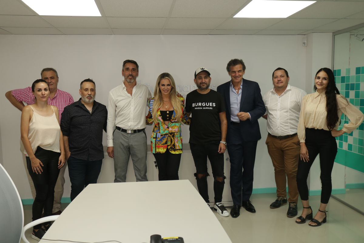 El equipo de trabajo de Sur Finanzas, con Ariel Vallejo a la cabeza y la especial compañía de Alejandra Maglietti y Claudio Rígoli.