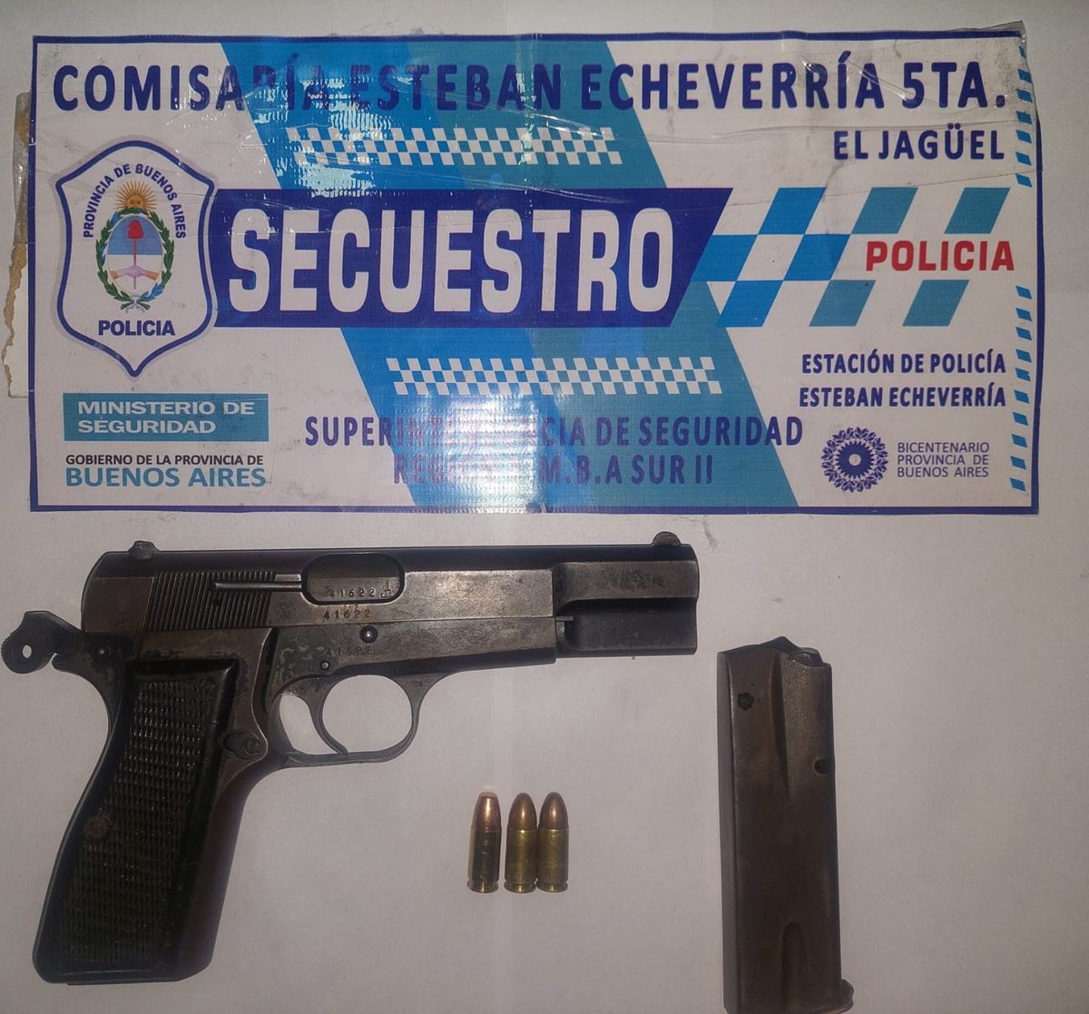 Efectivos policiales de El Jagüel secuestraron un arma de fuego, proyectiles y herramientras, entre otros materiales.