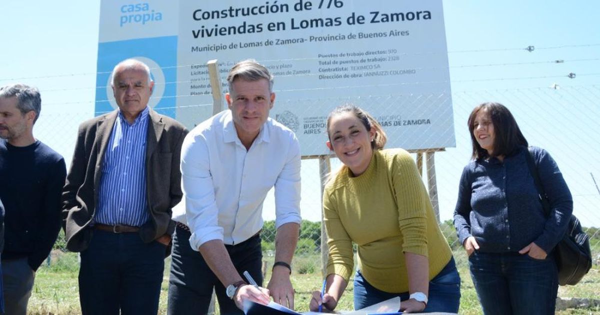 La intendenta interina de Lomas de Zamora, Marina Lesci, firmó el acta para llevar a cabo la construcción de viviendas