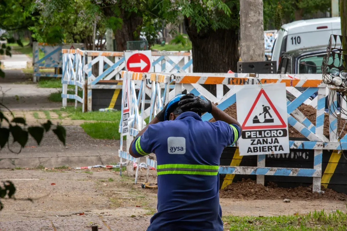AySA realiza trabajos de mantenimiento en una cañería y el servicio de agua está afectado este 25 de febrero en una zona de Luis Guillón, Esteban Echeverría.