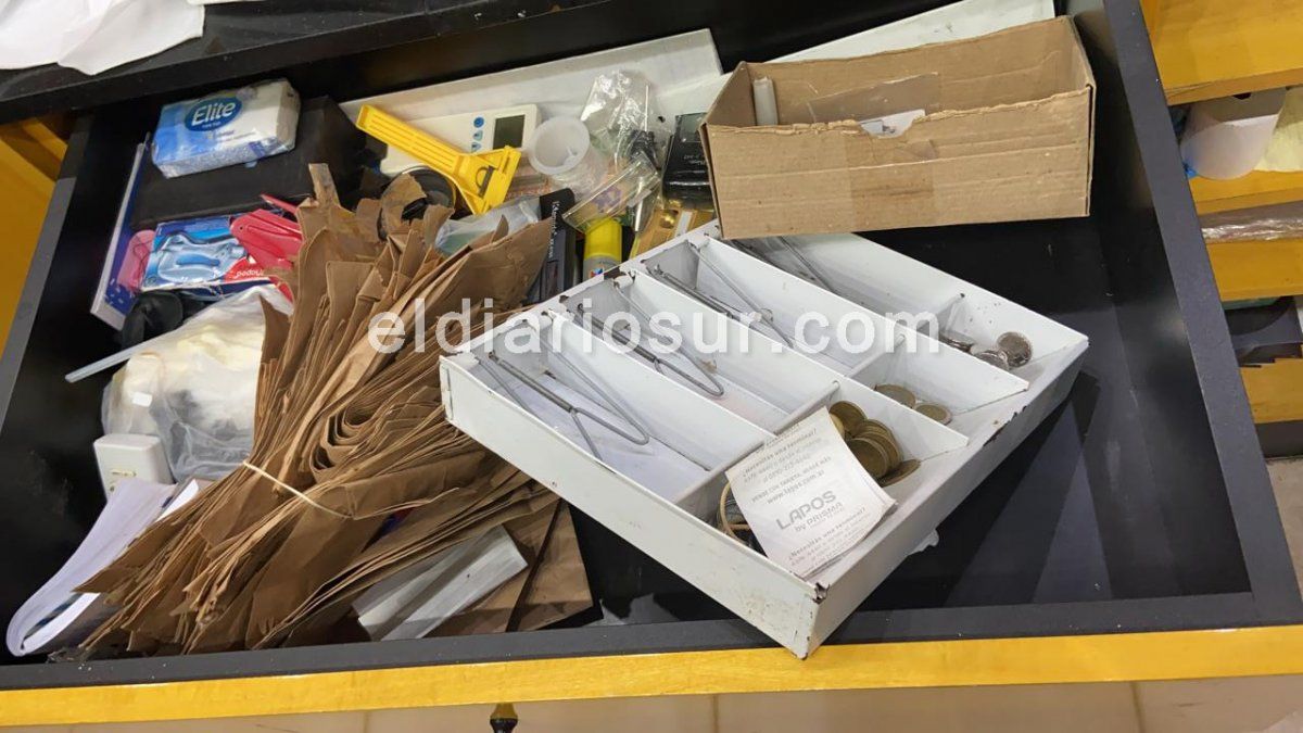 Robo. Así quedó la caja registradora de la cafetería de Monte Grande. El ladrón se llevó cerca de 8.000 pesos.