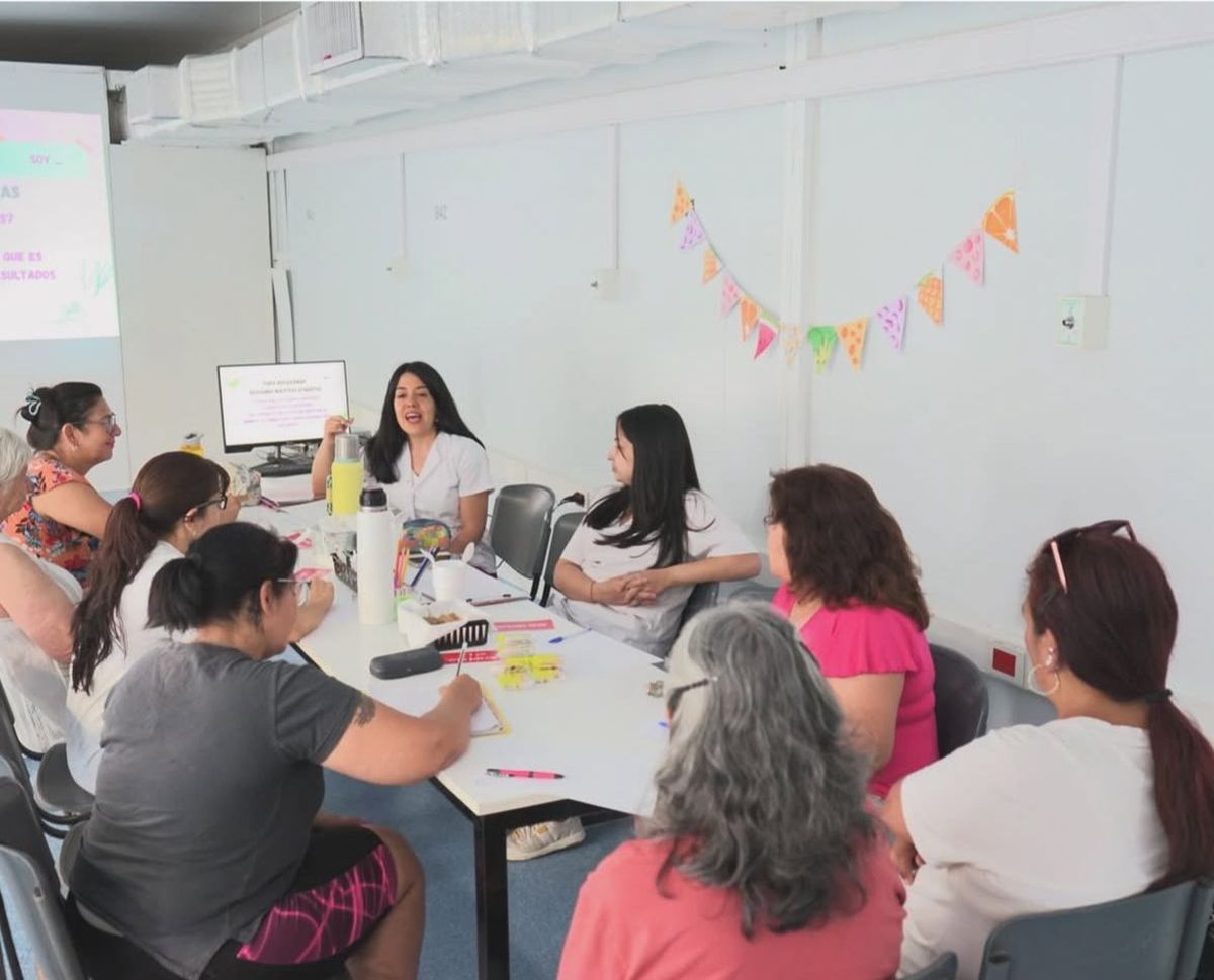 Vecinos de Lomas de Zamora participan de un taller gratuito sobre alimentación saludable en un espacio comunitario del distrito.