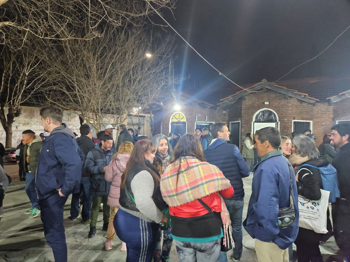 El intendente de Fuerza Patria en el bunker en San Vicente.