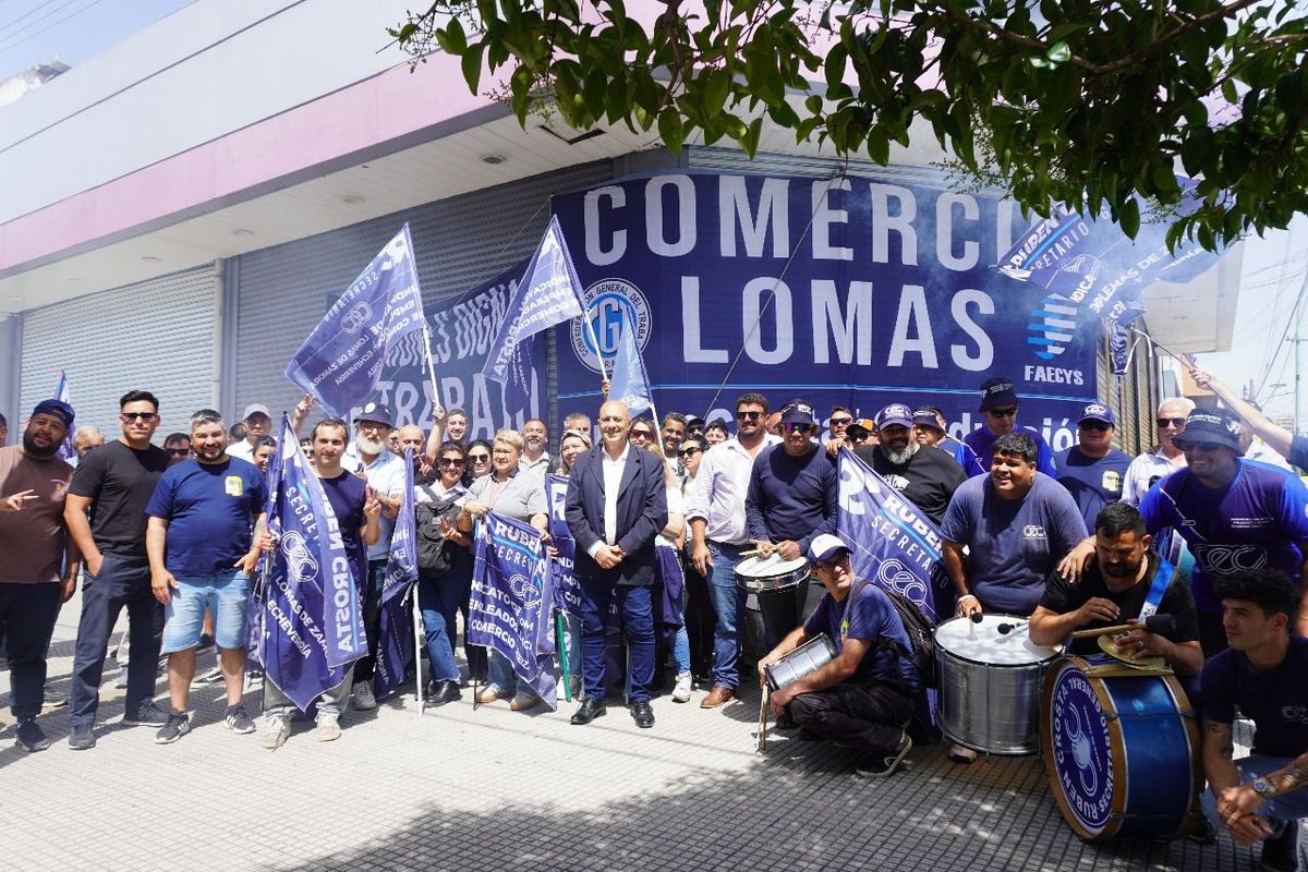 Trabajadores de Frávega protestaron en la puerta de la sucursal de Temperley tras el cierre sorpresivo del local. Trabajadores de Frávega protestaron en la puerta de la sucursal de Temperley tras el cierre sorpresivo del local.