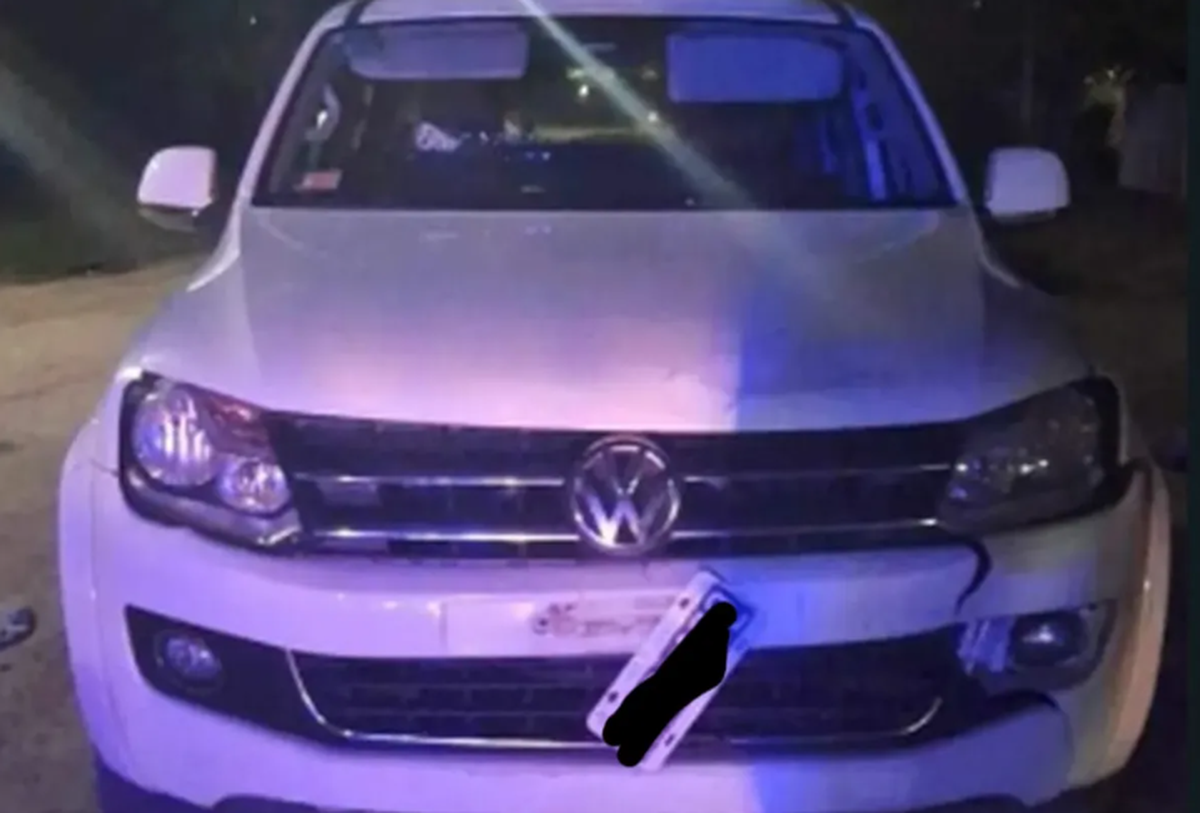 La camioneta Amarok blanca que usaron los delincuentes en Fincas de San Vicente.