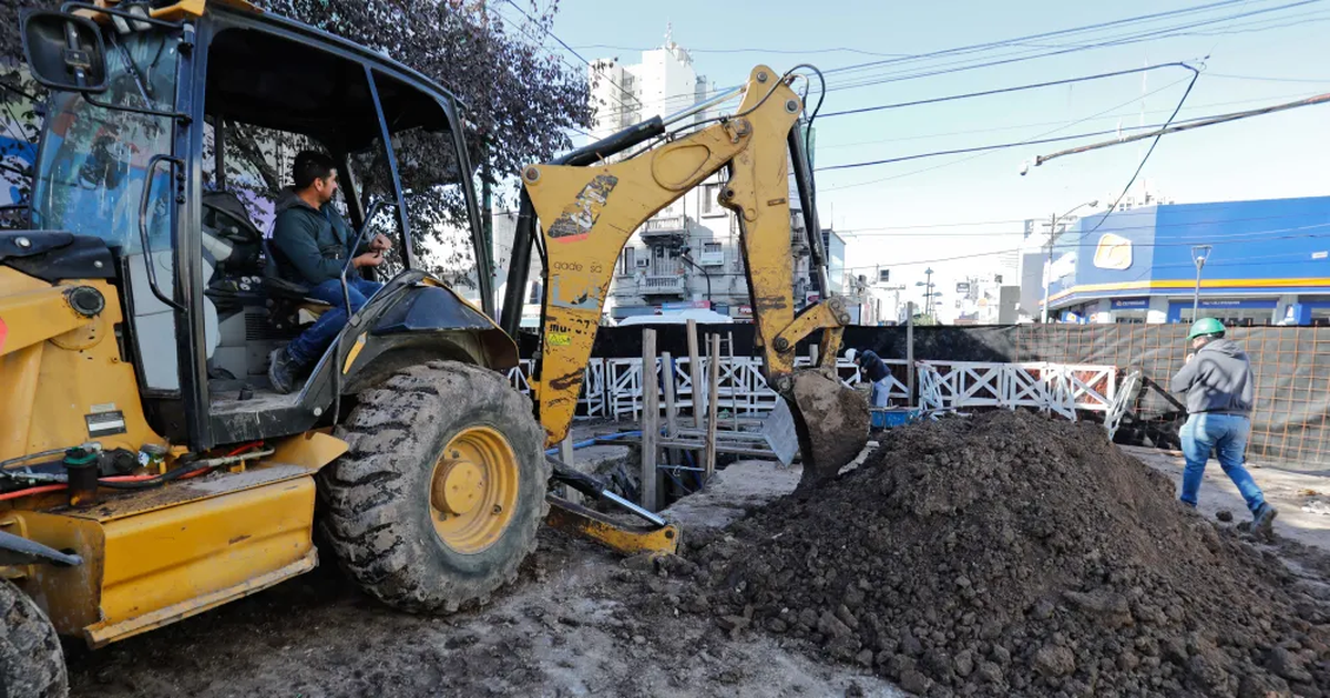 Obras de ampliaci&oacute;n del sistema cloacal en el centro de Lomas de Zamora.