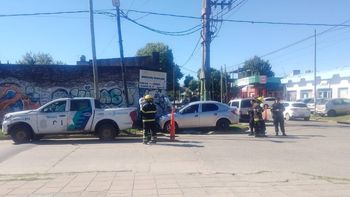 Fuerte choque entre un auto y una camioneta en Glew: una mujer herida