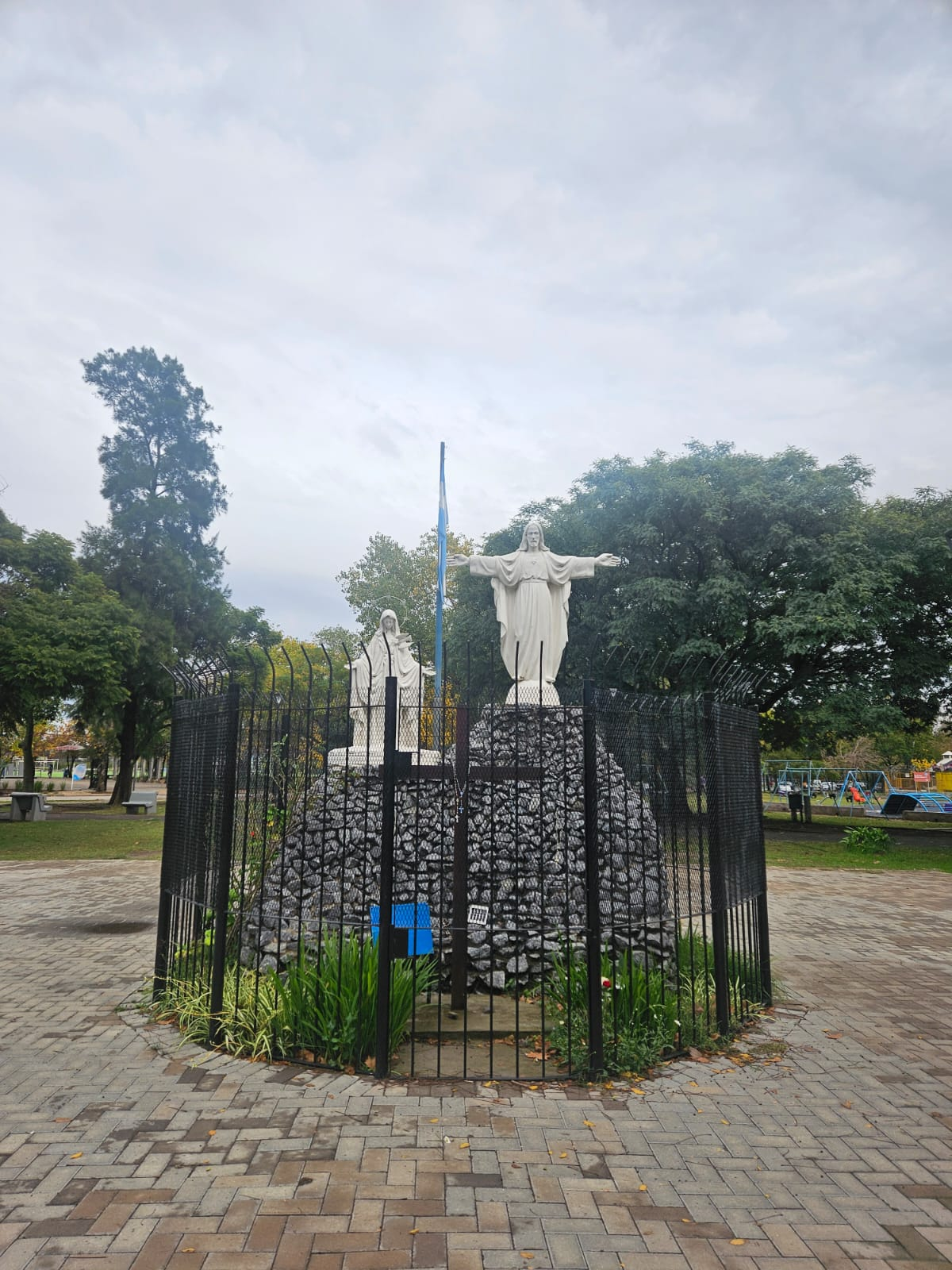 Las apariciones habr&iacute;an tenido lugar en el Parque Central Las Colonias, en Lan&uacute;s Oeste.