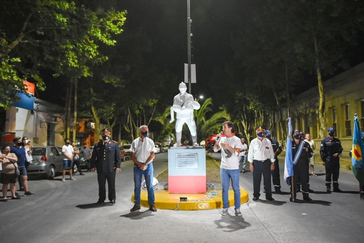 La presentación de las obras y el Monumento al Bombero en San Vicente.