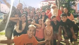 bocha, el papa noel que recorre lanus en caravana con regalos cada madrugada del 25